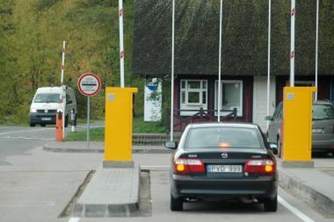 Hibridinių mašinų savininkai už įvažiavimą į Neringą nemokės
