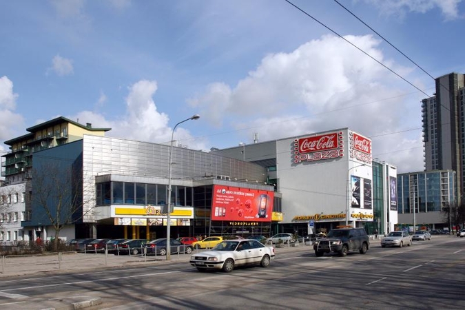 Kino mėgėjai nemokamai automobilių nestatys