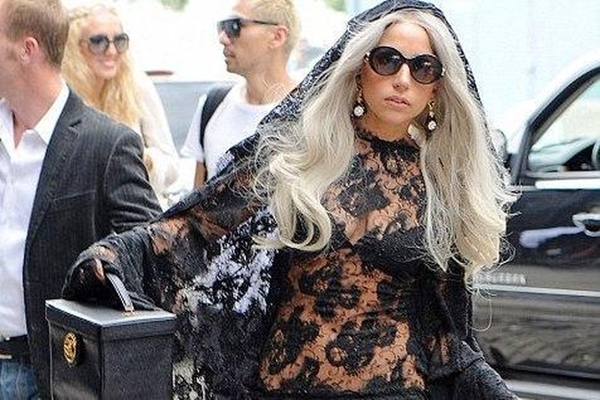 Lady Gaga pasirodė su visiškai permatoma suknele