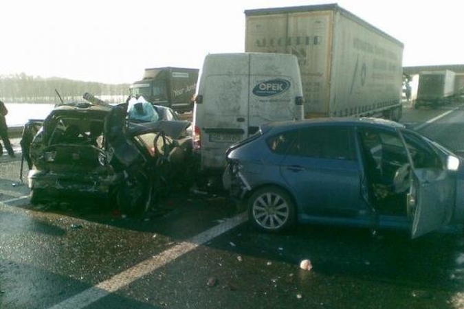 Lenkijoje susidūrus 40 automobilių žuvo du žmonės, penki sužeisti (foto)
