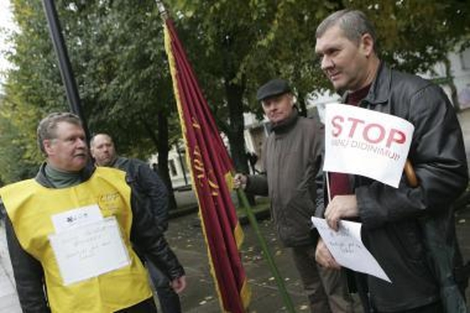 Profsąjungos piketavo prie Kauno savivaldybės