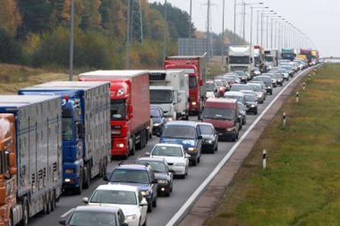 Greitkeliu einantį vyrą mirtinai sužalojo du automobliai
