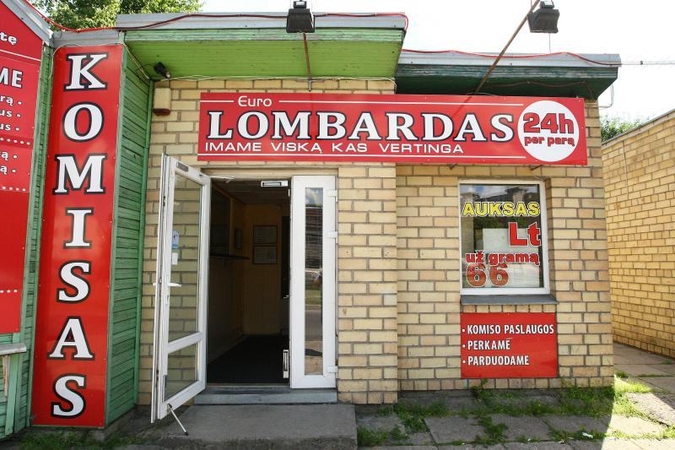Plaktuku apsiginklavęs plėšikas iš lombardo pagrobė grotuvą