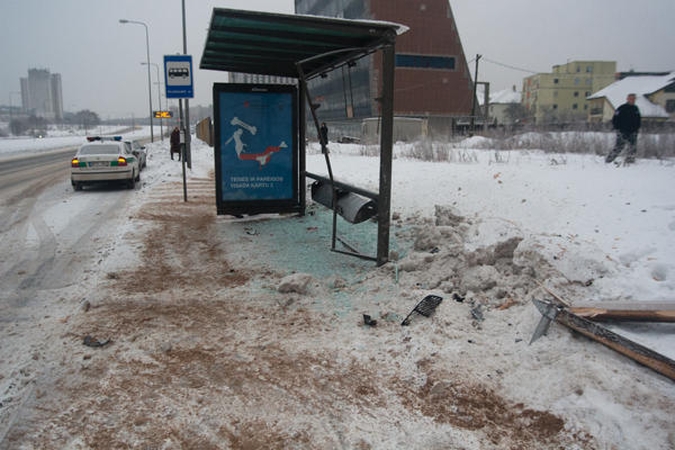 Vilniuje automobilio nesuvaldžiusi moteris suniokojo stotelę