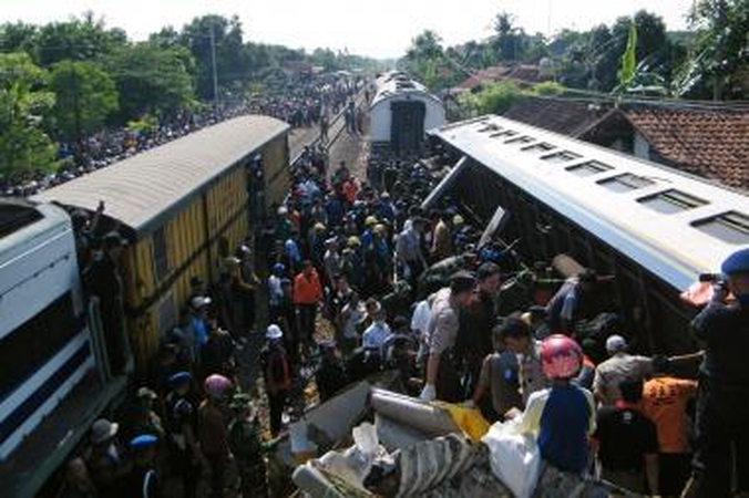 Indonezijoje susidūrus keleiviniams traukiniams žuvo mažiausiai 36 žmonės