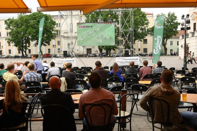 Futbolo karštinė persimetė į Rotušės aikštę