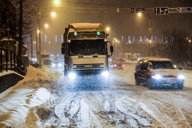 Prie Aleksoto įstrigo vilkikai, mieste pasipylė avarijos, kilo spūstys