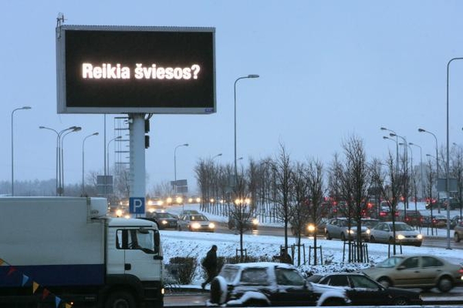 Savivaldybės pareigūnai nelegalias reklamas pastebi ir plika akimi