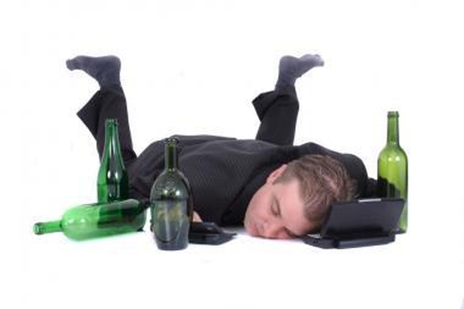 Kodėl žmonės pripranta vartoti alkoholį?