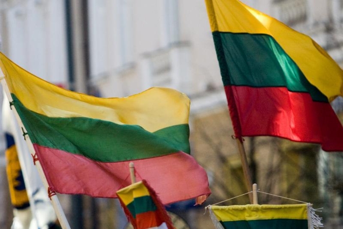 E.Lucasas: Lietuva valstybingumą turi stiprinti dabar