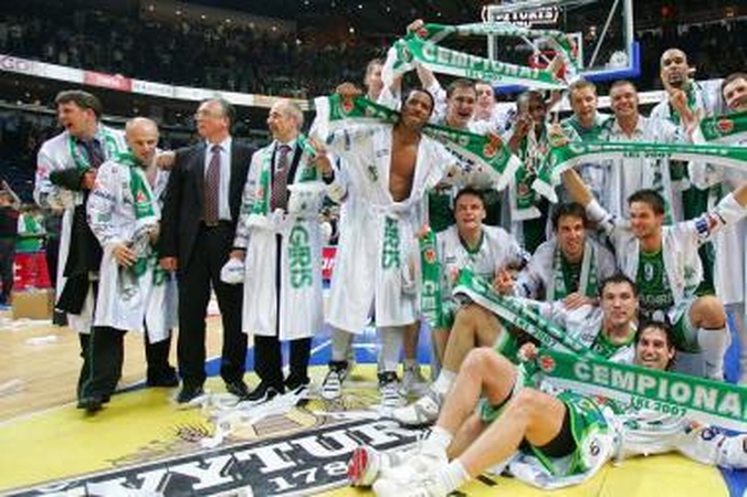 Žinomumas: didžiausi sportinės aprangos gamintojai paprastai nemokamai remia tik pajėgius klubus, kurie garsina reklaminį ženklą.