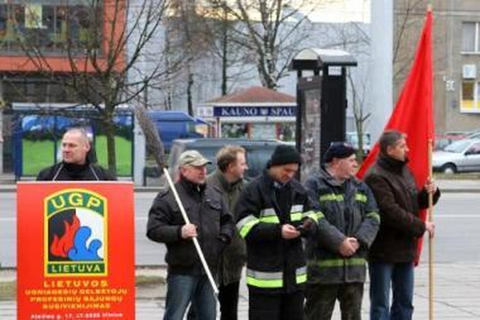 Piketas: dar vasarą protestuodami prie Kauno rajono savivaldybės ugniagesiai siekė atkurti panaikintas komandas