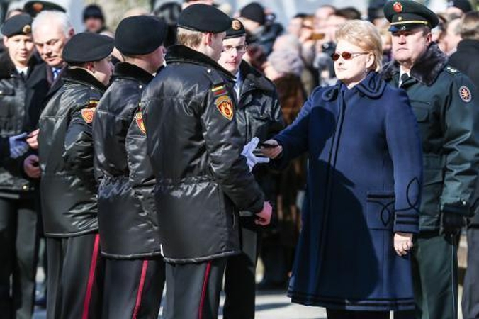Prezidentė jauniesiems kariams: gyvenate ne vien sau