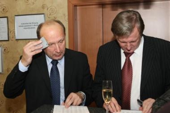 Vyriausybė slapčia nusprendė mažinti bazinę mėnesinę algą