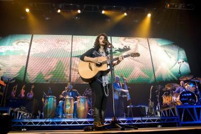 Katie Melua abejingų nepaliko