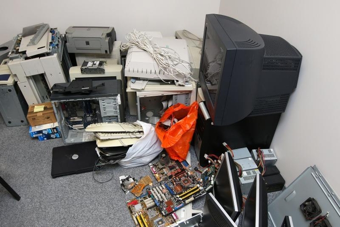 Sena elektronika        grįš į parduotuves