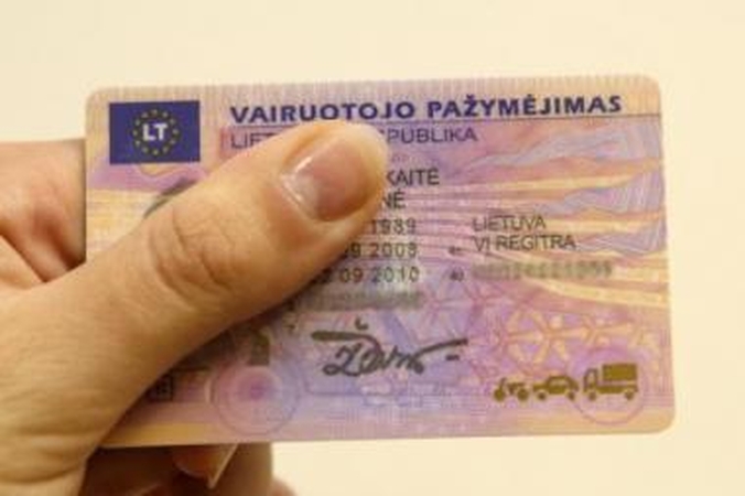 Patogiau: norėdami sutaupyti laiko vairuotojai keičiasi laikinus pažymėjimus į nuolatinius elektroniniu būdu.