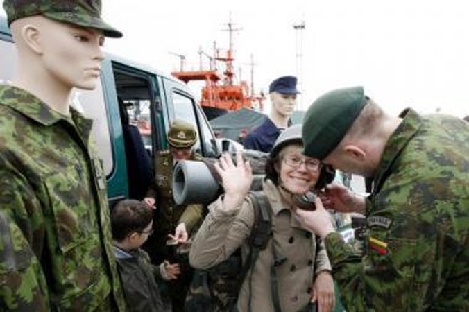 Įspūdžiai: norintieji galėjo išmėginti įprastą kario amuniciją.