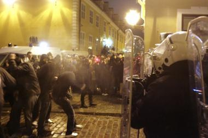 Latvija laižosi riaušių žaizdas