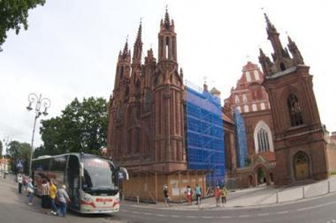 Padėtis: skubiai imtis bažnyčios remonto verčia prasta jos būklė: trupa plytos, puošybos elementai.