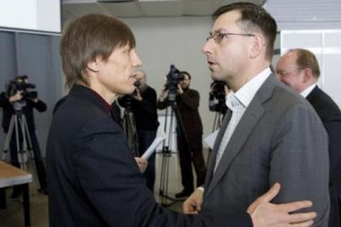 Valdžią vėl pjudo mokesčiai