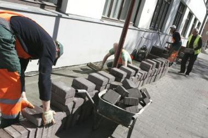 Uždelsė: šie šaligatvių klojimo darbai turėjo būti baigti dar prieš pusmetį.