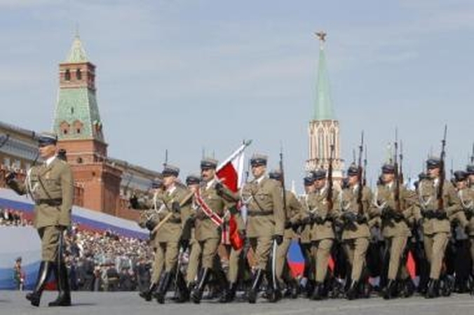 Maršas: per Maskvos Raudonąją aikštę žygiavo 75 Lenkijos ginkluotųjų pajėgų garbės sargybos kariai.
