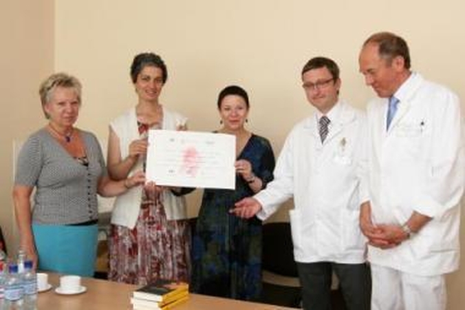 Parama: įveikusios krūties vėžį Barbara, Sydney ir Erika pasirūpino savo likimo sesėmis ir onkologams A. Česui bei E. Pagojui įteikė paramos sertifikatą.