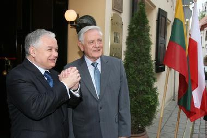 Draugystei tetrūksta naudos