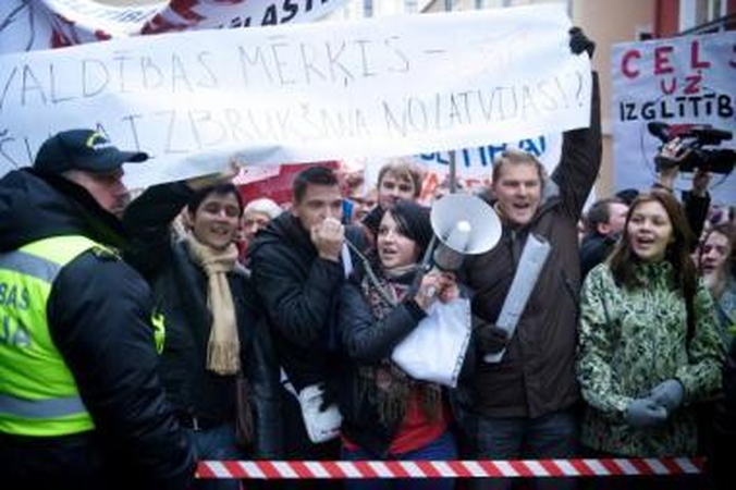 Protestai. Latvijos valdžios vykdoma politika nusivylę žmonės protestavo prie Latvijos parlamento.