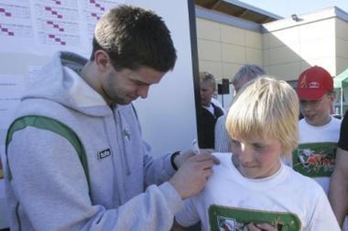 Perspektyva: stiprėja viltis, kad M.Kalnietis ir ateinantį sezoną turės progos dalyti jauniesiems gerbėjams autografus.