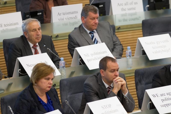 „Darbiečiai“ Seime prezidentę                pasitiko protestu