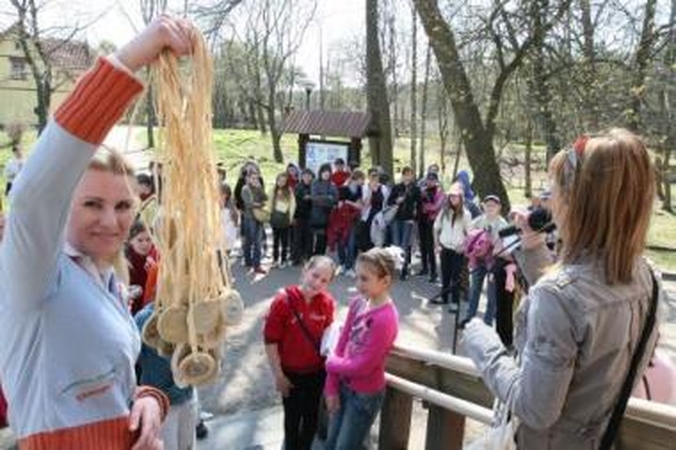 Apdovanojimai: visi šeštadienį Smiltynę švarinę vaikai gavo atminimo dovanų.