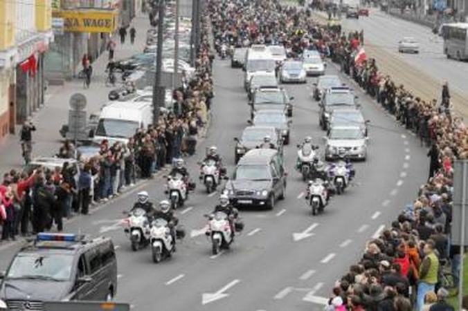 Sutikimas: didžiulė minia sekmadienį išsirikiavo sostinės gatvėse, kai jomis buvo vežamas L.Kaczyńskio karstas.