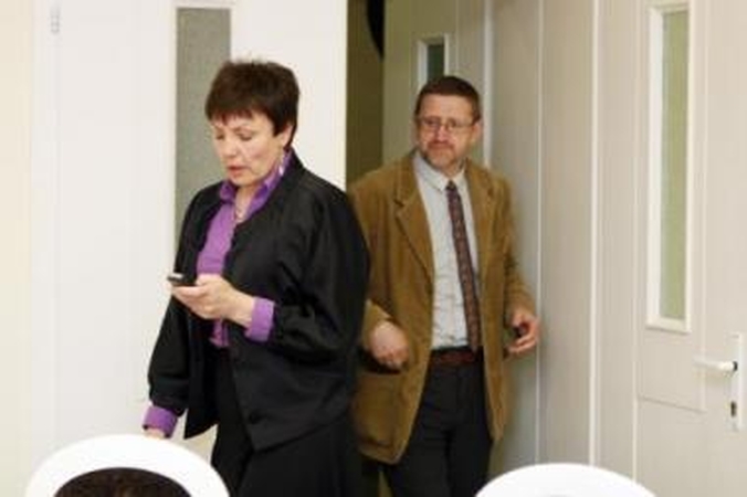Susitiko: apskrities viršininko pavaduotojas A.Šulcas ir Klaipėdos švietimo darbuotojų profesinės sąjungos pirmininkė L.Juknienė laikėsi skirtingų pozicijų.