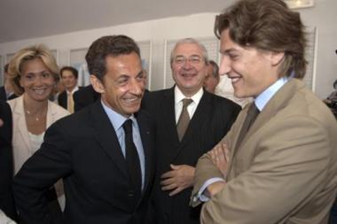 Įpėdinis: J.Sarkozy (dešinėje) paveldėjo iš savo tėvo (kairėje) pasitikėjimą ir drąsą bei seka jo pėdomis politikoje.