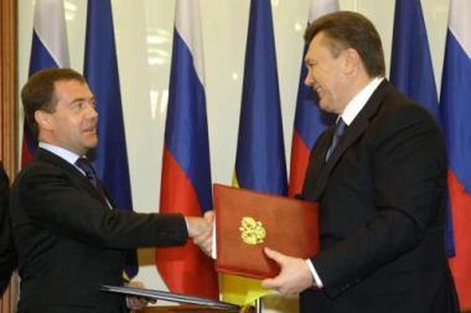 Draugai: D.Medvedevas (kairėje) ir V.Janukovyčius per susitikimą Charkove atnaujino dviejų šalių strateginę partnerystę.