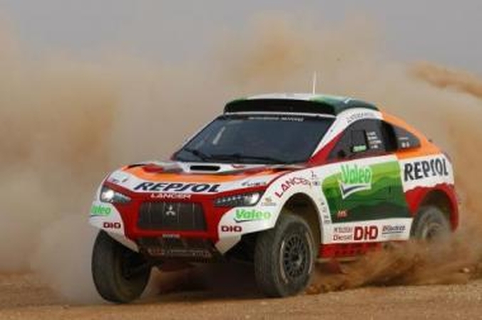 "Mitsubishi" lenktyniaus naujais automobiliais