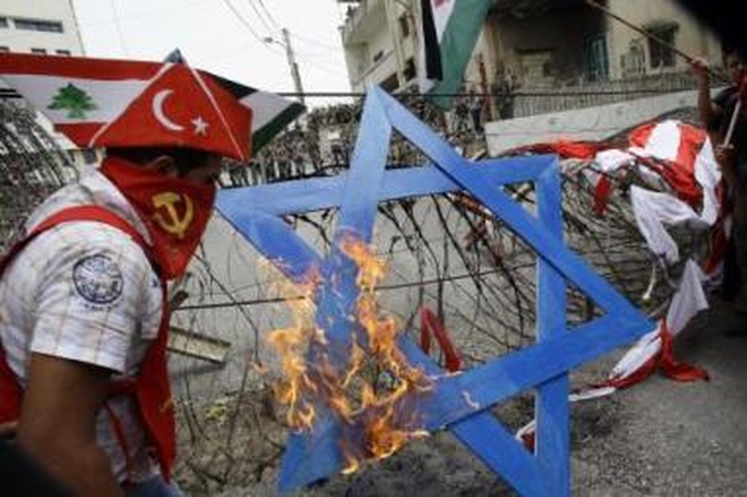 Protestai: arabų šalyse trykšta neapykanta Izraeliui, deginamos šios šalies vėliavos ir simboliai.