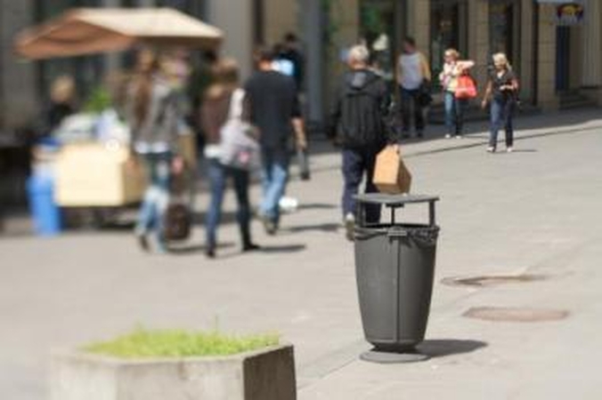 Apgaulė: senamiesčio gatvėse atsiradusios papildomos šiukšliadėžės nenaujos – jos tiesiog atitemptos iš Gedimino prospekto.
