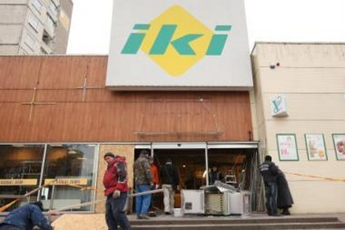 Nuostoliai: bankomatas sugadintas nepataisomai, tačiau pinigai liko nepaimti.