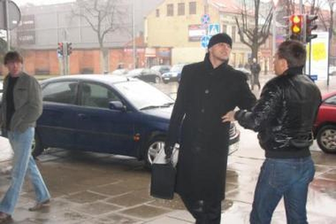 Santykiai: prie Klaipėdos apygardos teismo "plikių" vadeiva V.Jurkšas (dešinėje) puolė mušti M.Milių (kairėje), juos išskyrė prokuroras A.Giniotis (centre).