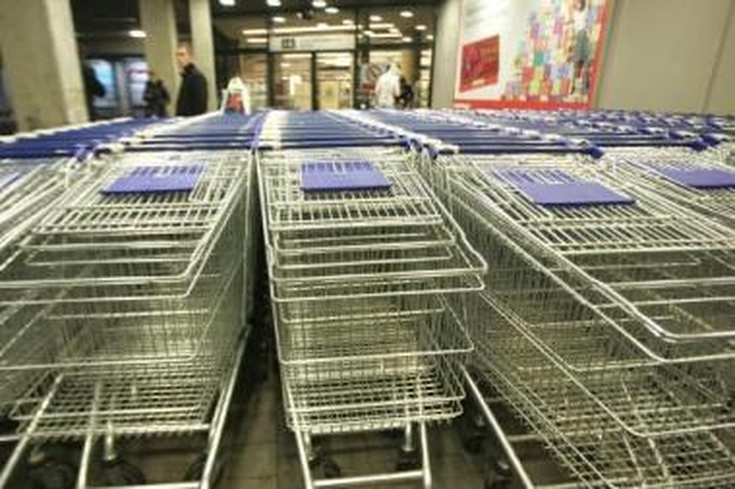 Atranka: prekybininkai ir ekonomistai nuogąstauja, kad pabrangus prekėms pirkėjai parduotuvėse lankysis dar rečiau ir mažiau pirks.