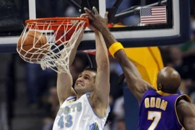 Jėga: L.Kleizai užbaigti ataką nesutrukdė "Lakers" galiūnas L.Odomas.