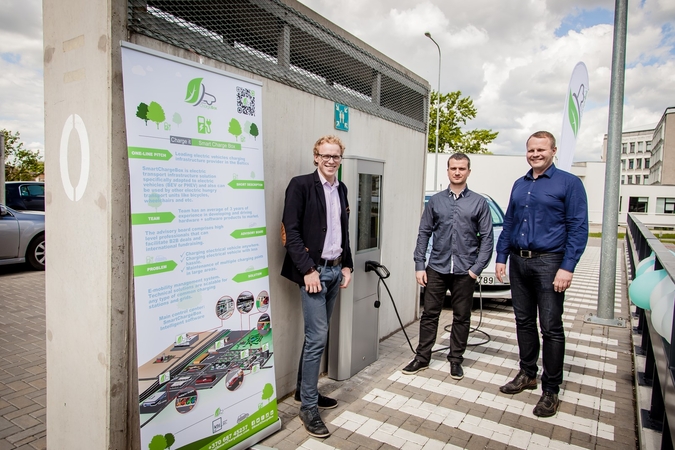 Kaune atidaryta pirmoji išmani elektromobilių krovimo stotelė
