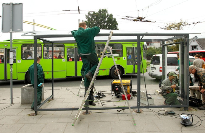 Paaiškėjo, kas Kaune įrengs ir prižiūrės stotelių stogines 