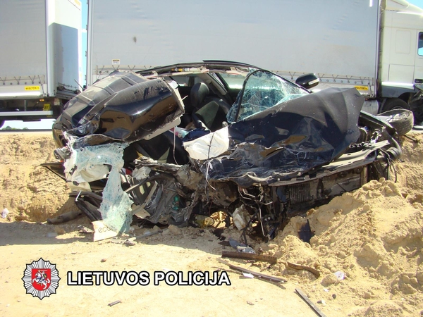 Kelyje į Suvalkus susidūrė vilkikas ir lengvasis automobilis, nukentėjo mažametis
