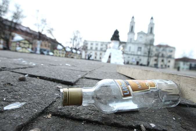 Kaune žuvo iš aštunto aukšto nukritęs vyras, aklojo rankose sprogo petarda