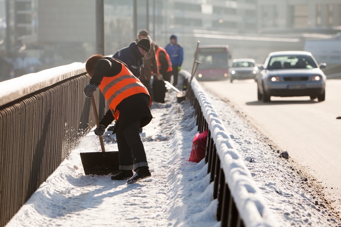 Vilnių tvarkančioms įmonėms – griežtas įspėjimas dėl nevalytų šaligatvių