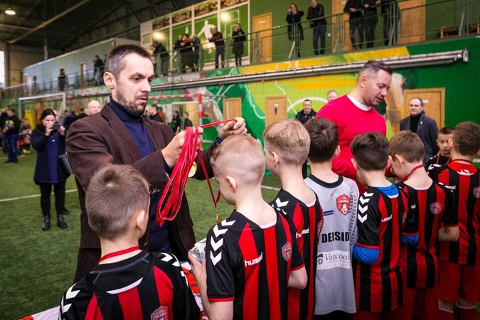 Vaikai Lietuvos valstybės atkūrimo 100-metį paminėjo futbolo aikštėje